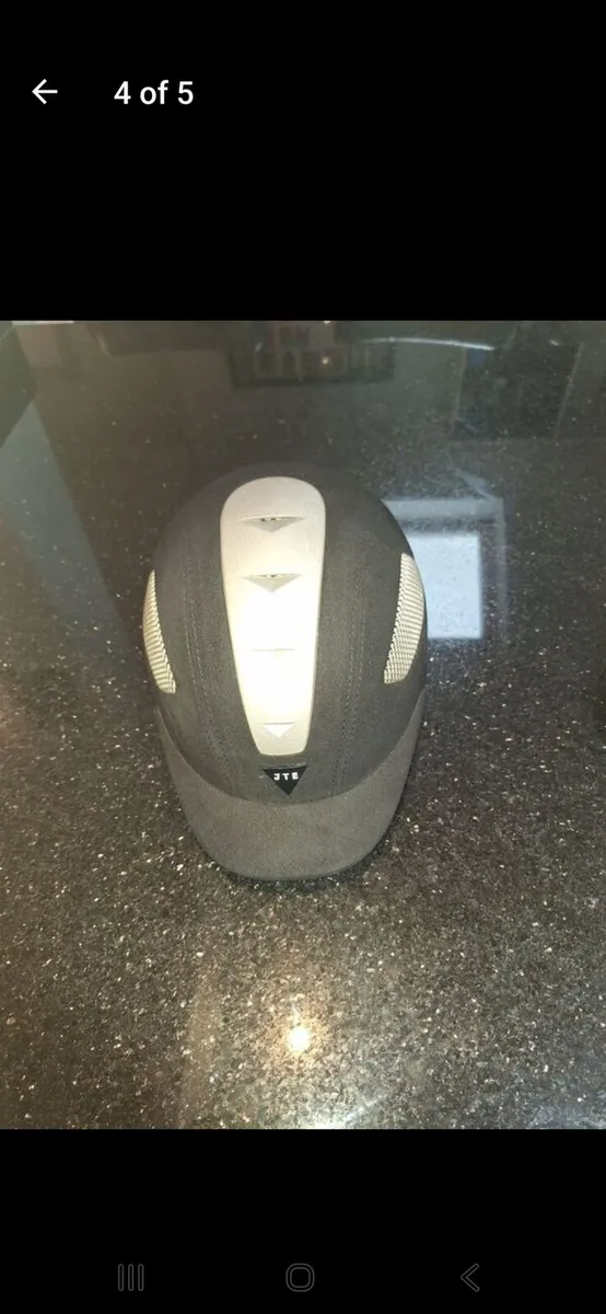 Child's horse riding helmet - Image 1