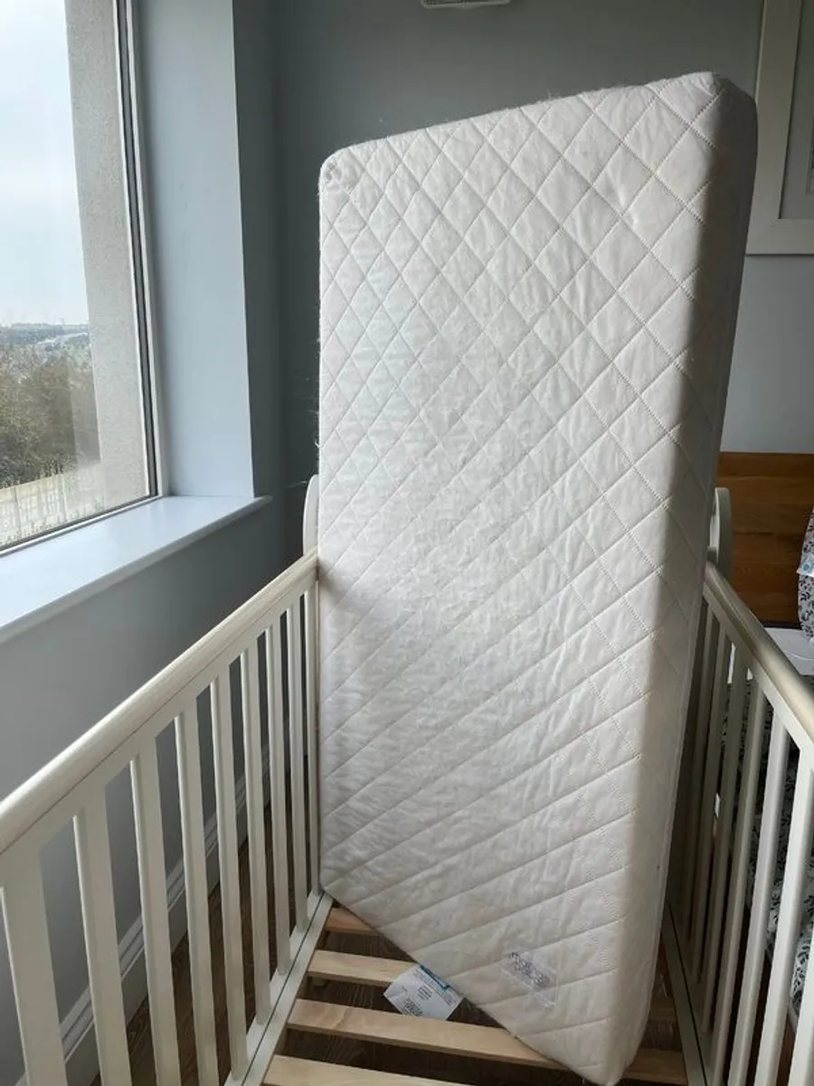 Beautiful Mamas Papas Cot Bed with Mattress in Excellent Condition - Image 4
