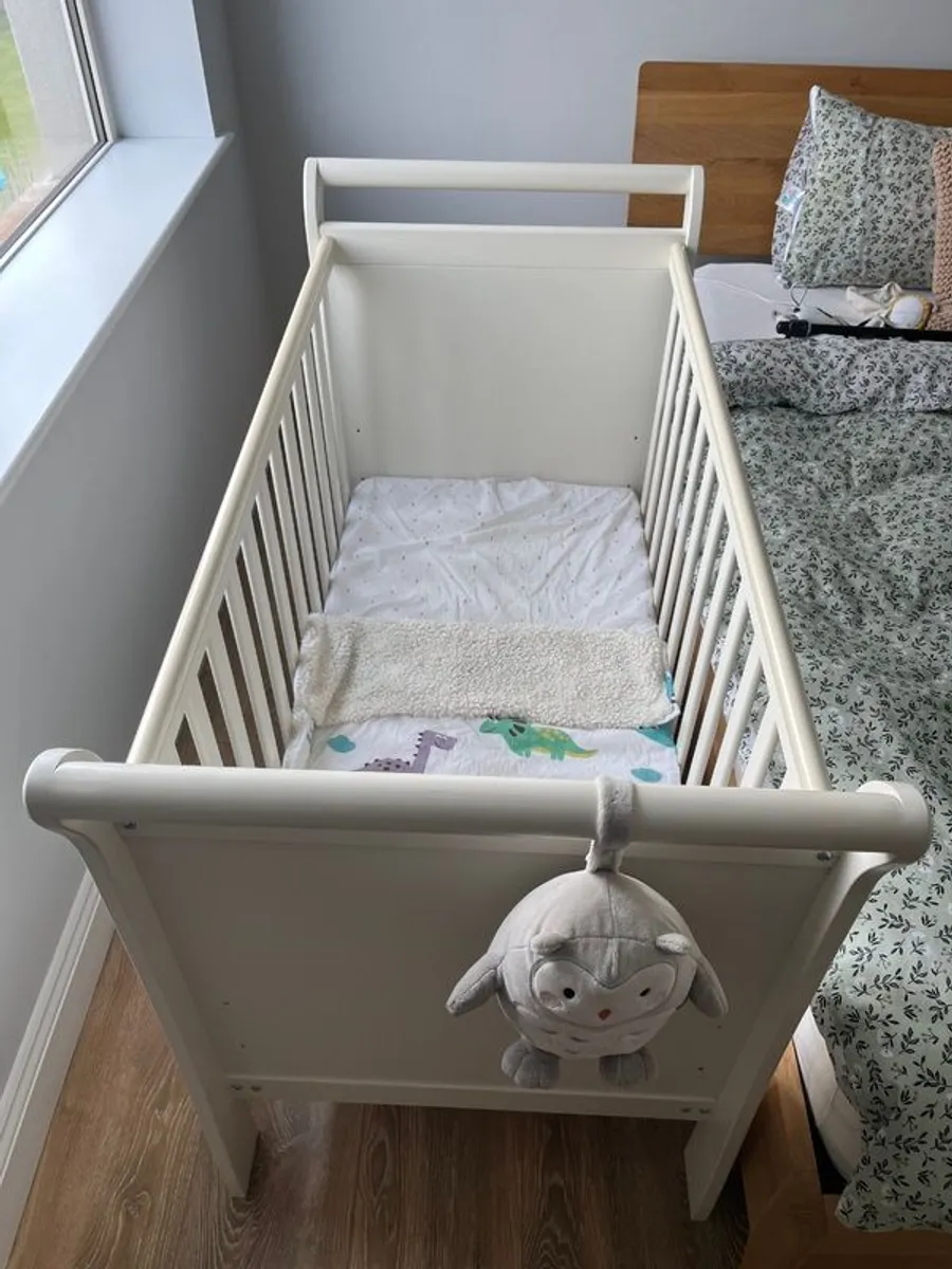 Beautiful Mamas Papas Cot Bed with Mattress in Excellent Condition - Image 2