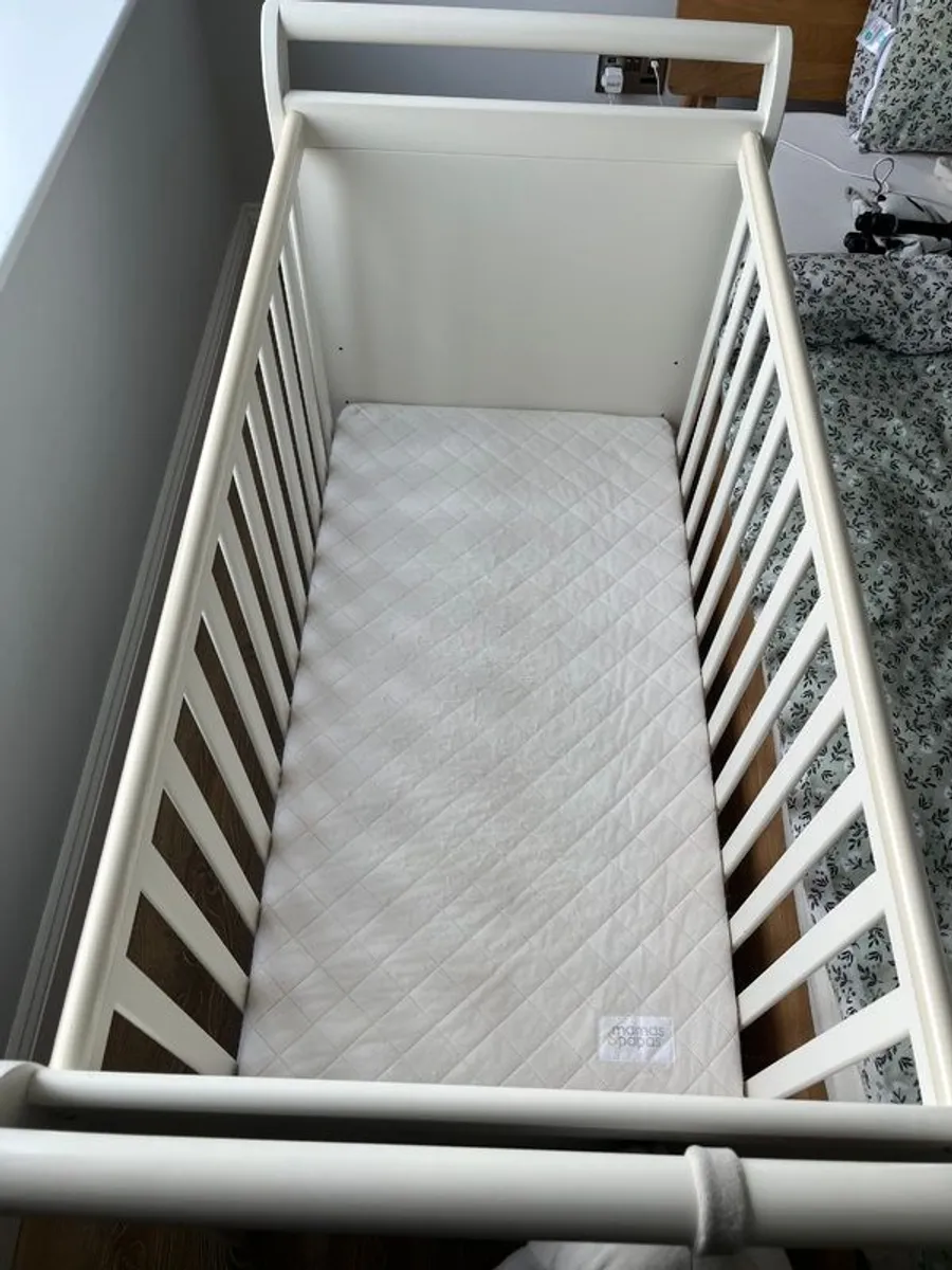 Beautiful Mamas Papas Cot Bed with Mattress in Excellent Condition - Image 3