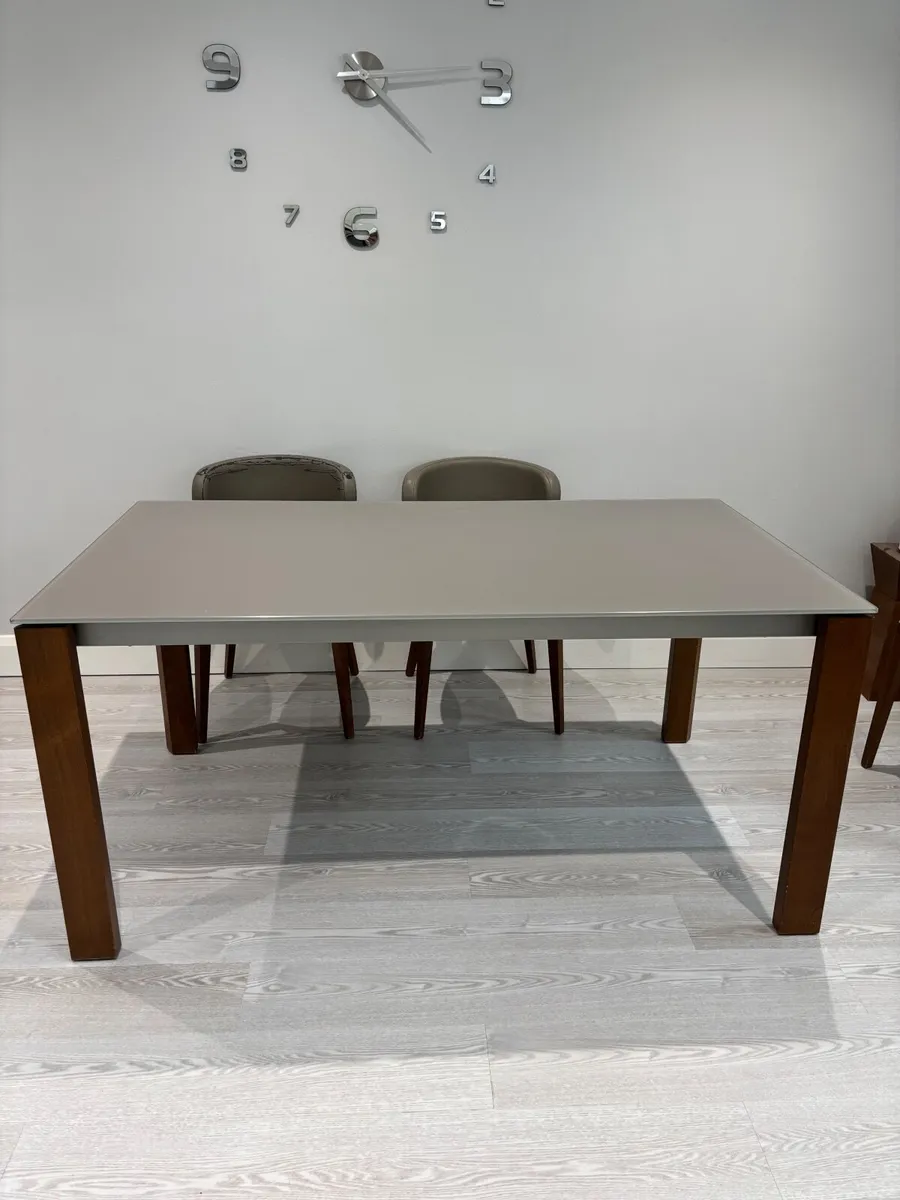 Dining table & 6 Chairs - Image 1