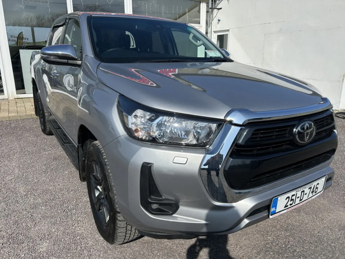 Toyota Hilux 2.4 SR5 D/CAB AUTO - Image 1