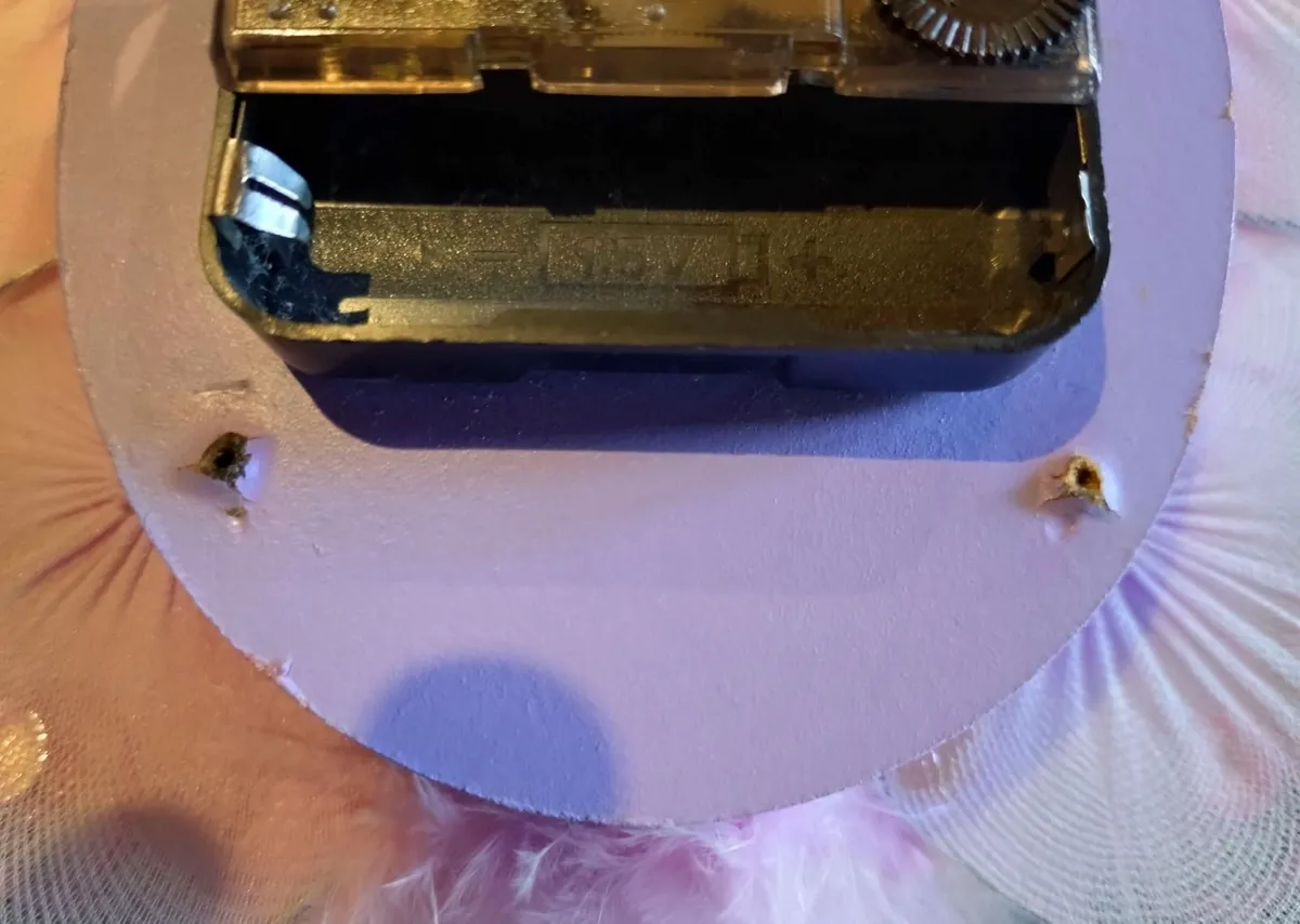 Small Girly Butterfly Clock (used). - Image 3