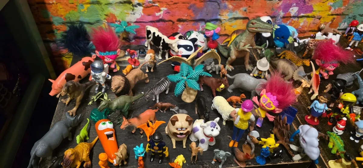 Lot of random people and animal figures - Image 3