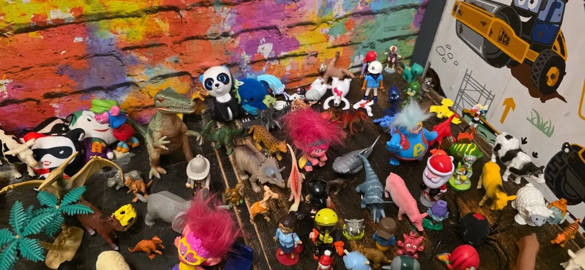 Lot of random people and animal figures - Image 4