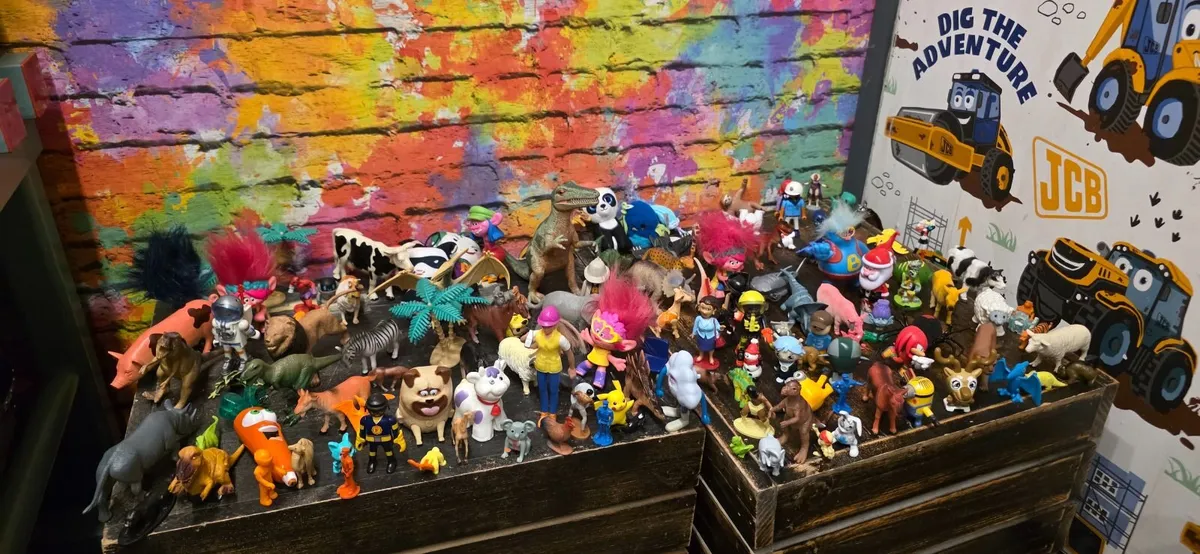 Lot of random people and animal figures - Image 1