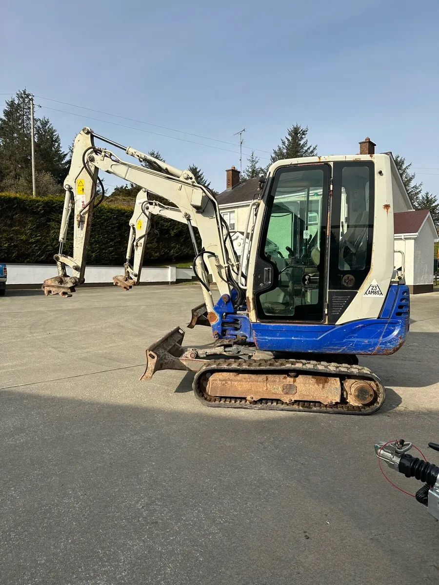 2 Takeuchi diggers 2015 - Image 1