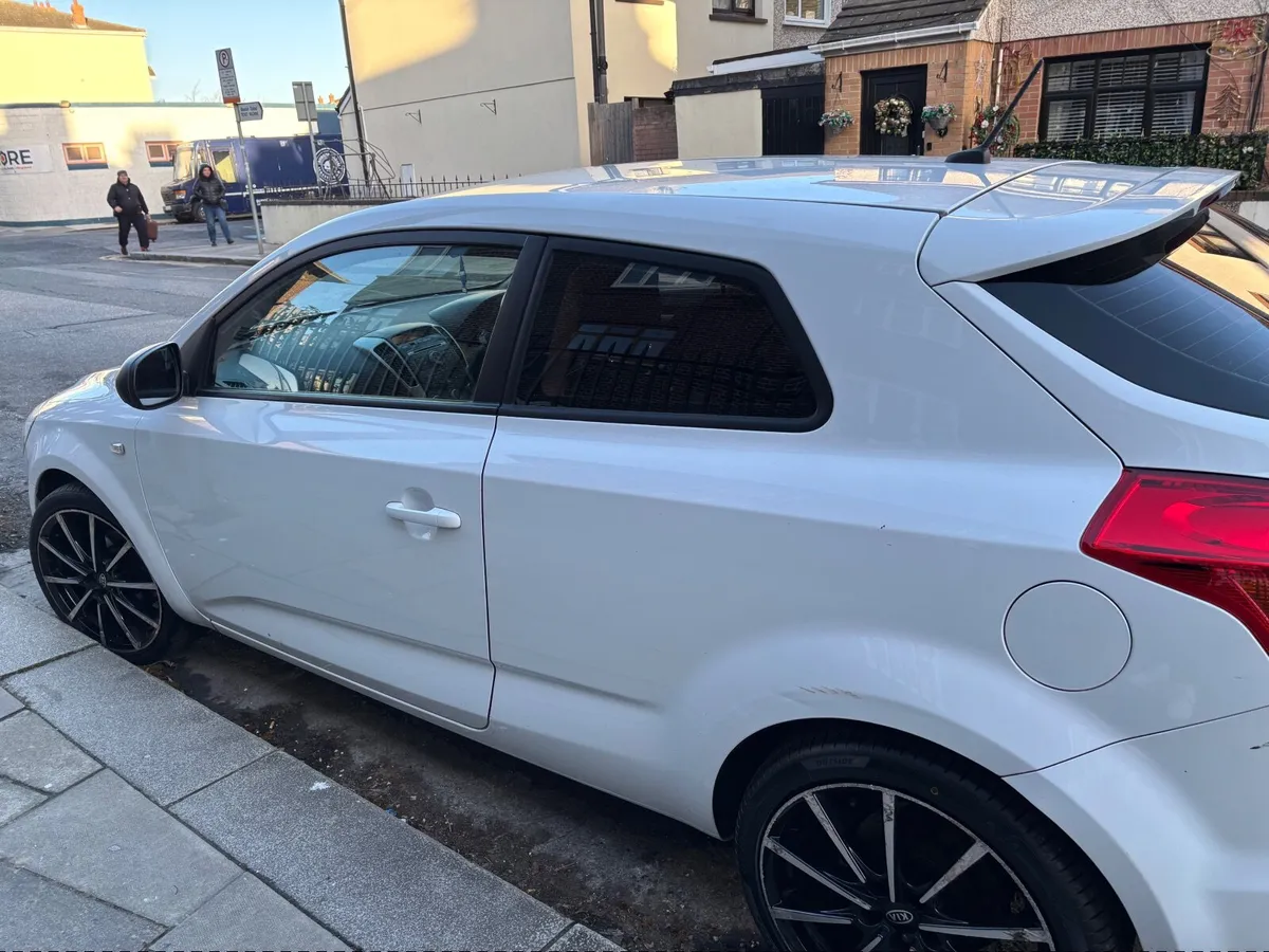 Kia Ceed 2011 - Image 1