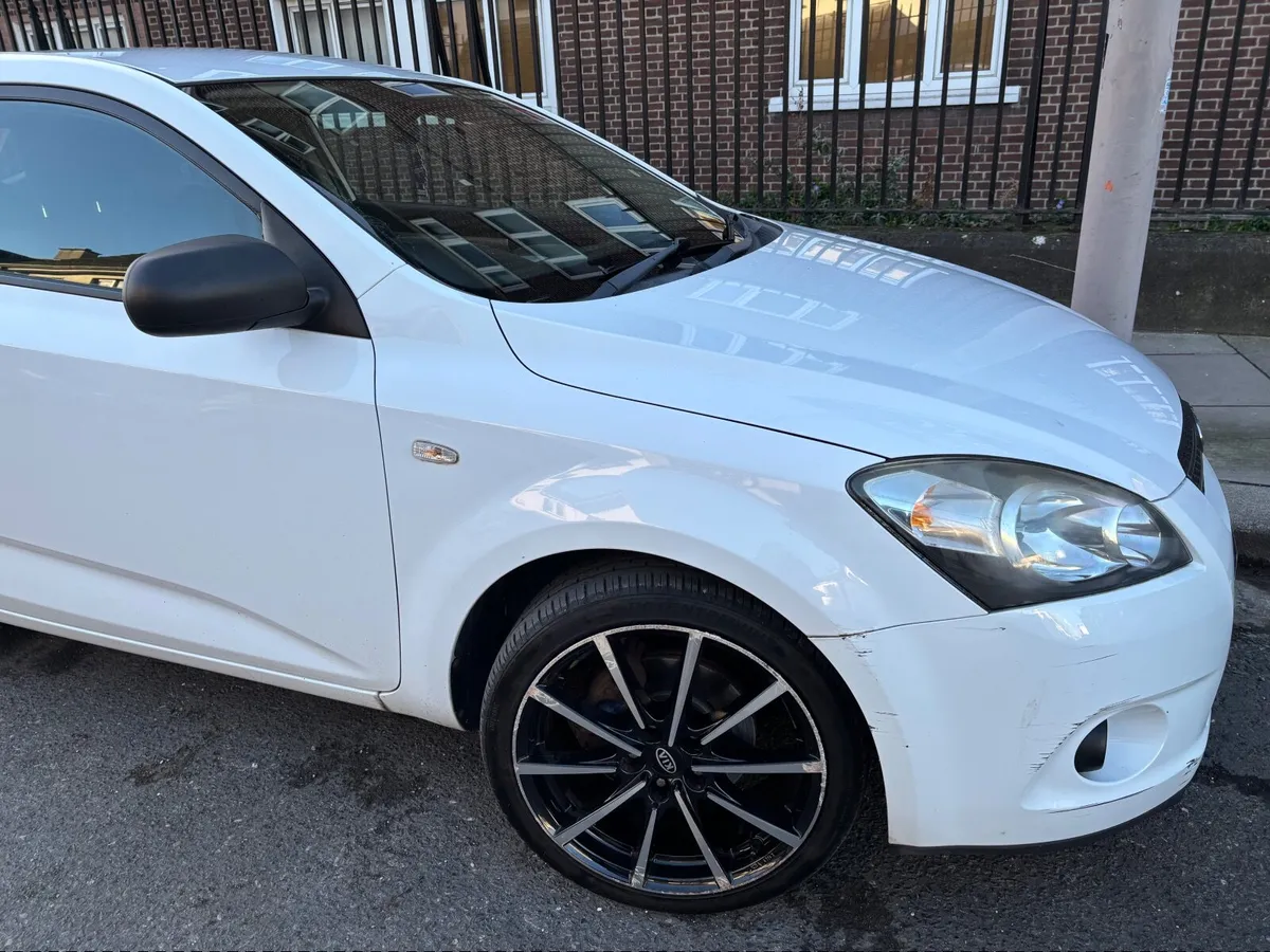 Kia Ceed 2011 - Image 2