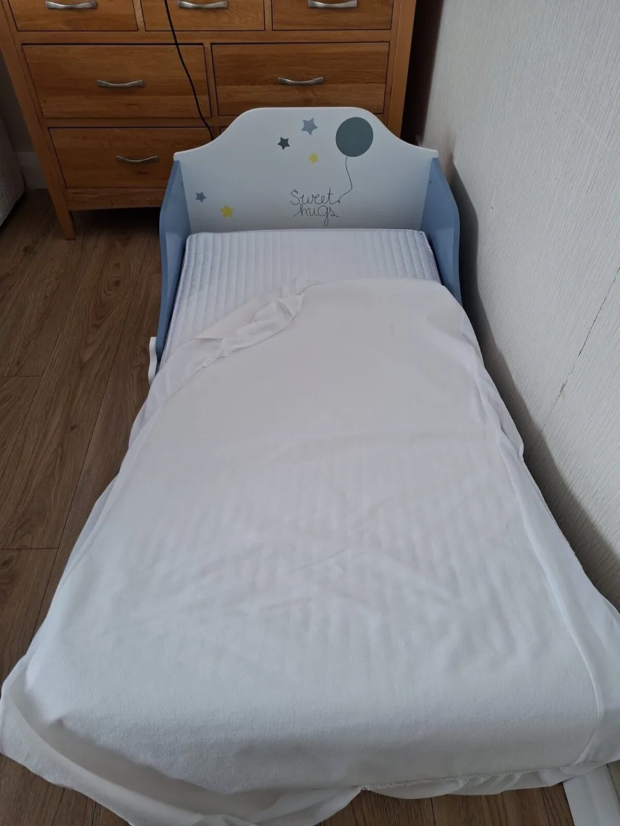 Toddler Bed with Mattress & Bedding - Image 4