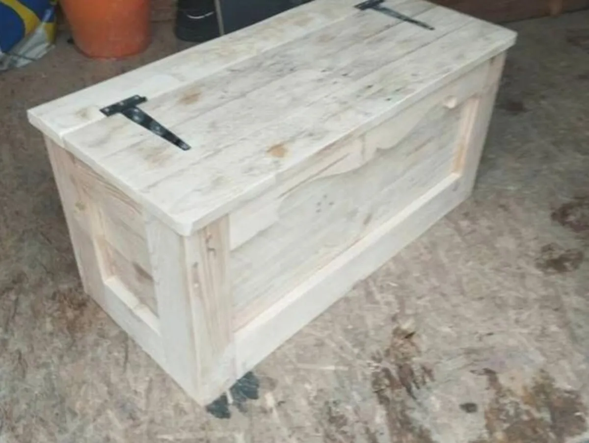 Handmade rustic blanket box - Image 4