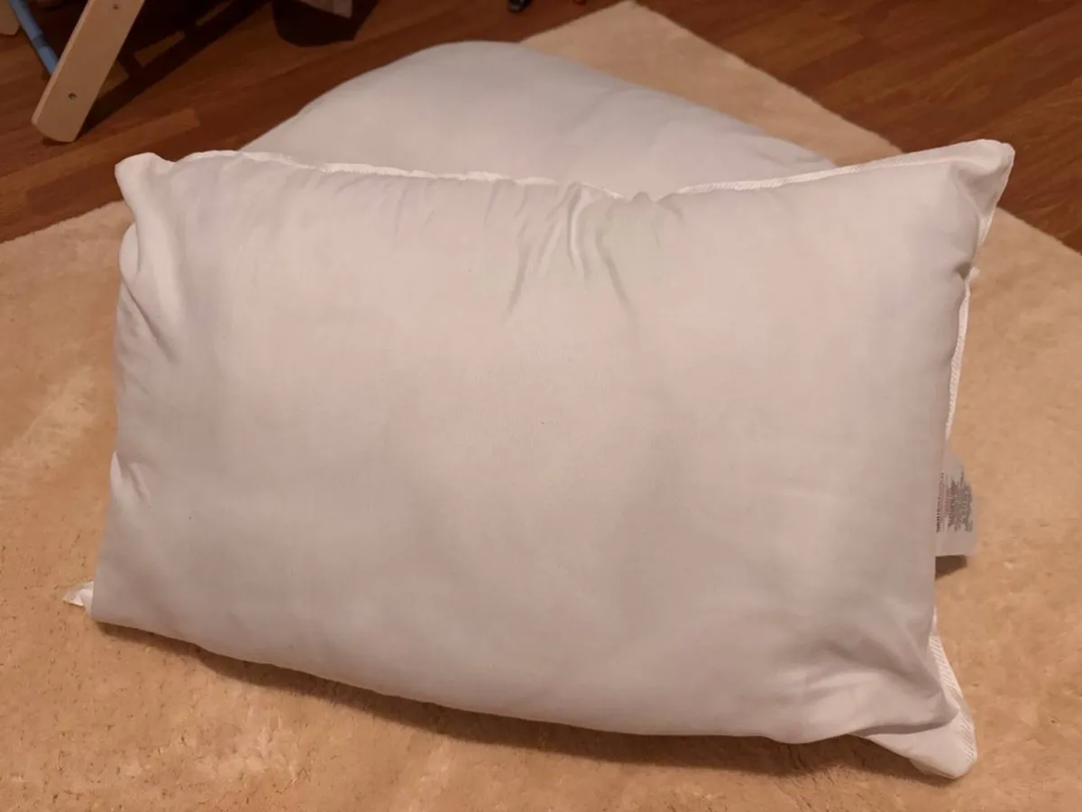 2 pillows and a duvet - Image 4