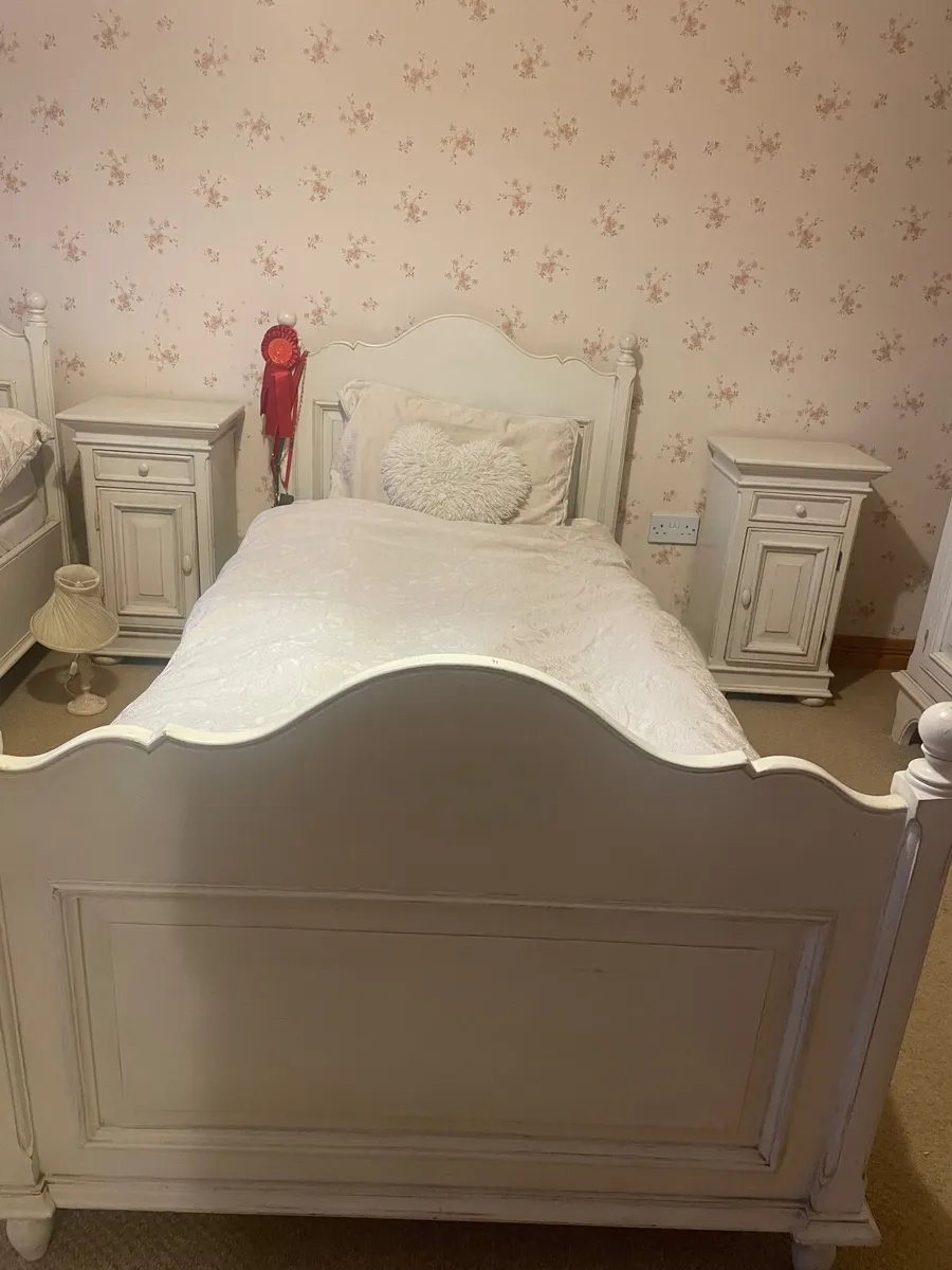 Two beautiful Laura single beds with mattresses - Image 1