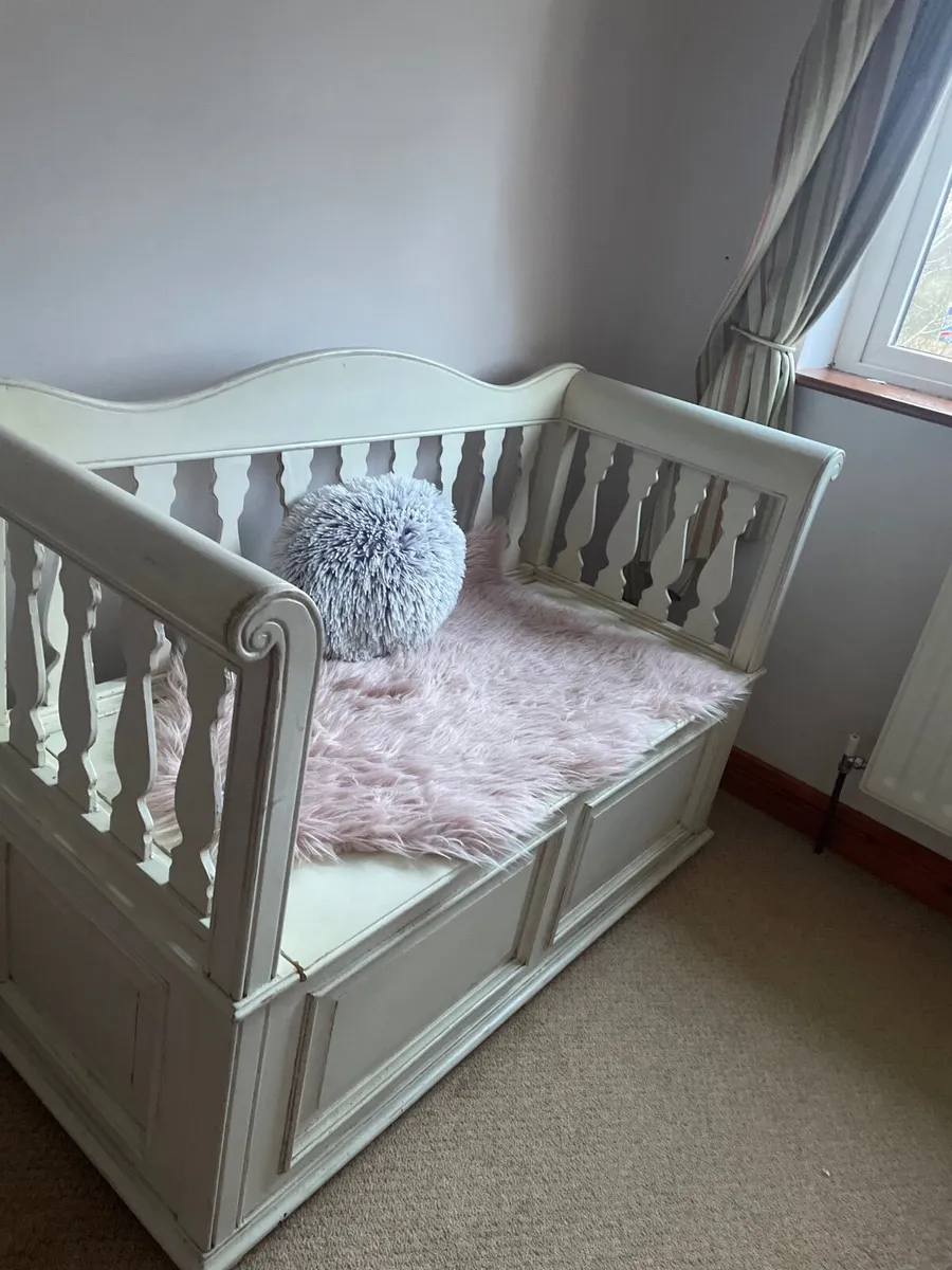 Beautiful Laura Ashley storage box/seat/toy box - Image 2