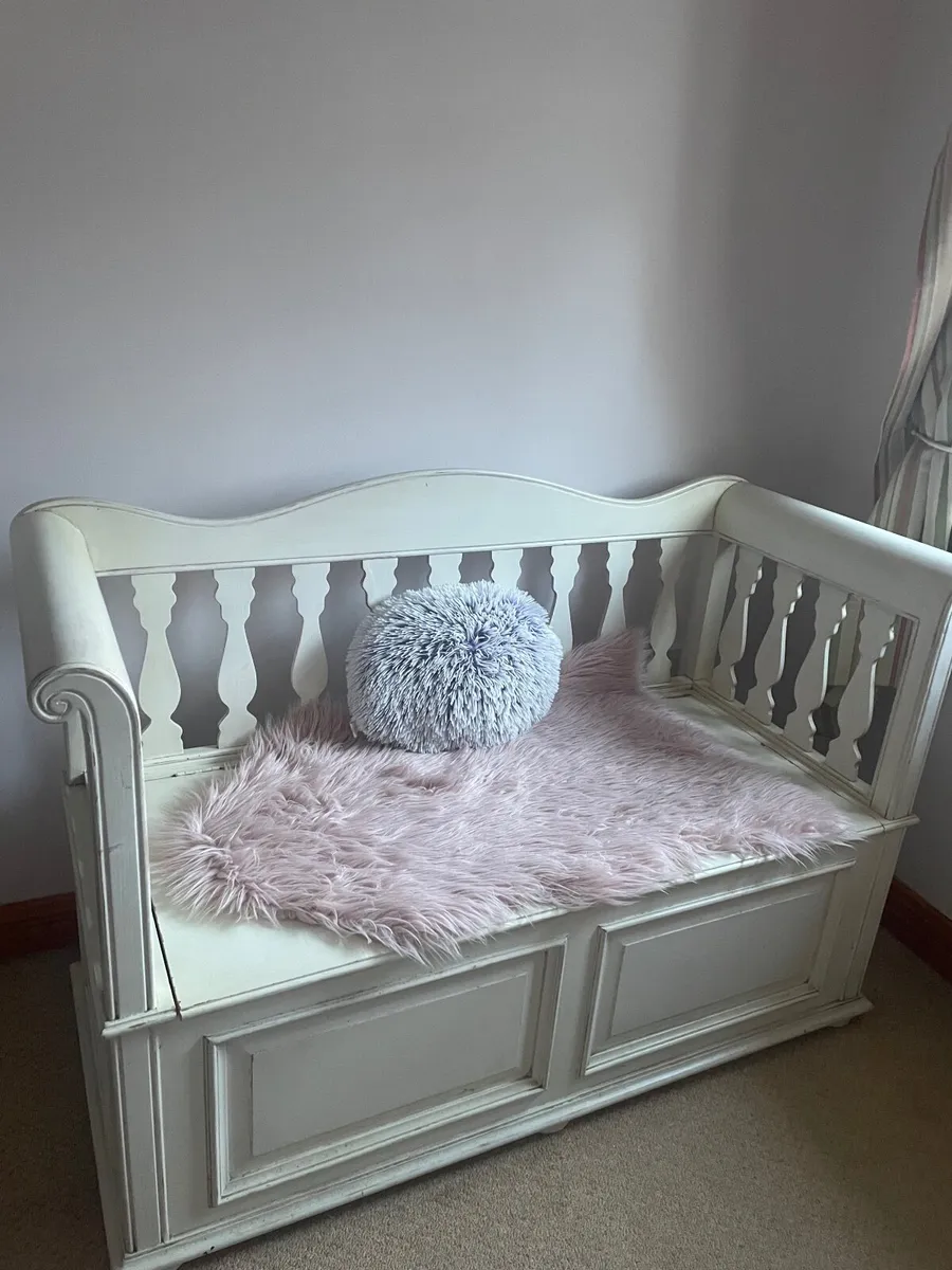 Beautiful Laura Ashley storage box/seat/toy box - Image 4