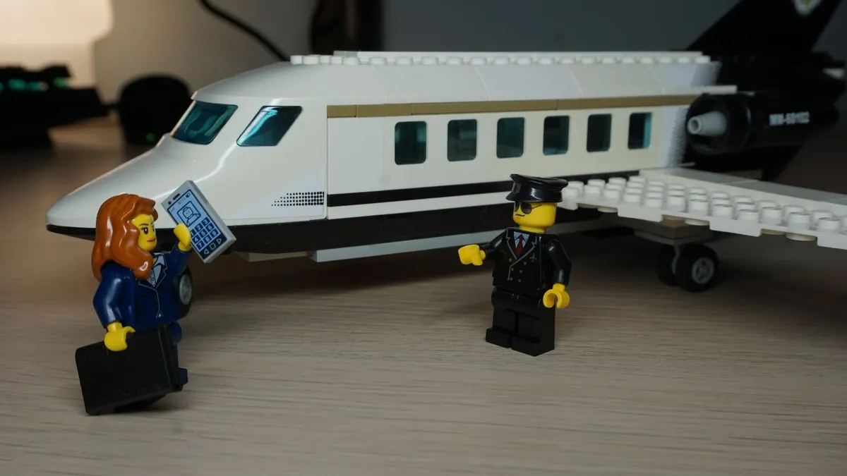 LEGO CITY Airport VIP Service Complete Set (60102) - Image 2