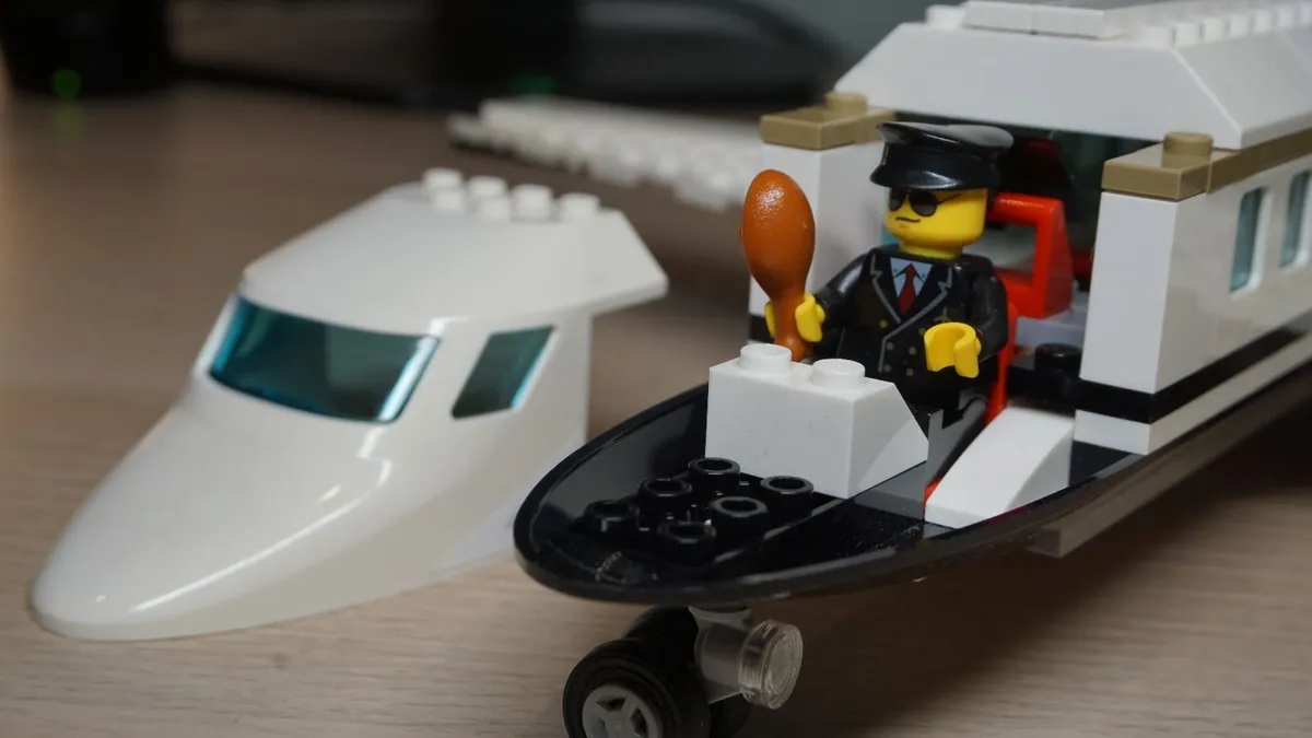 LEGO CITY Airport VIP Service Complete Set (60102) - Image 4