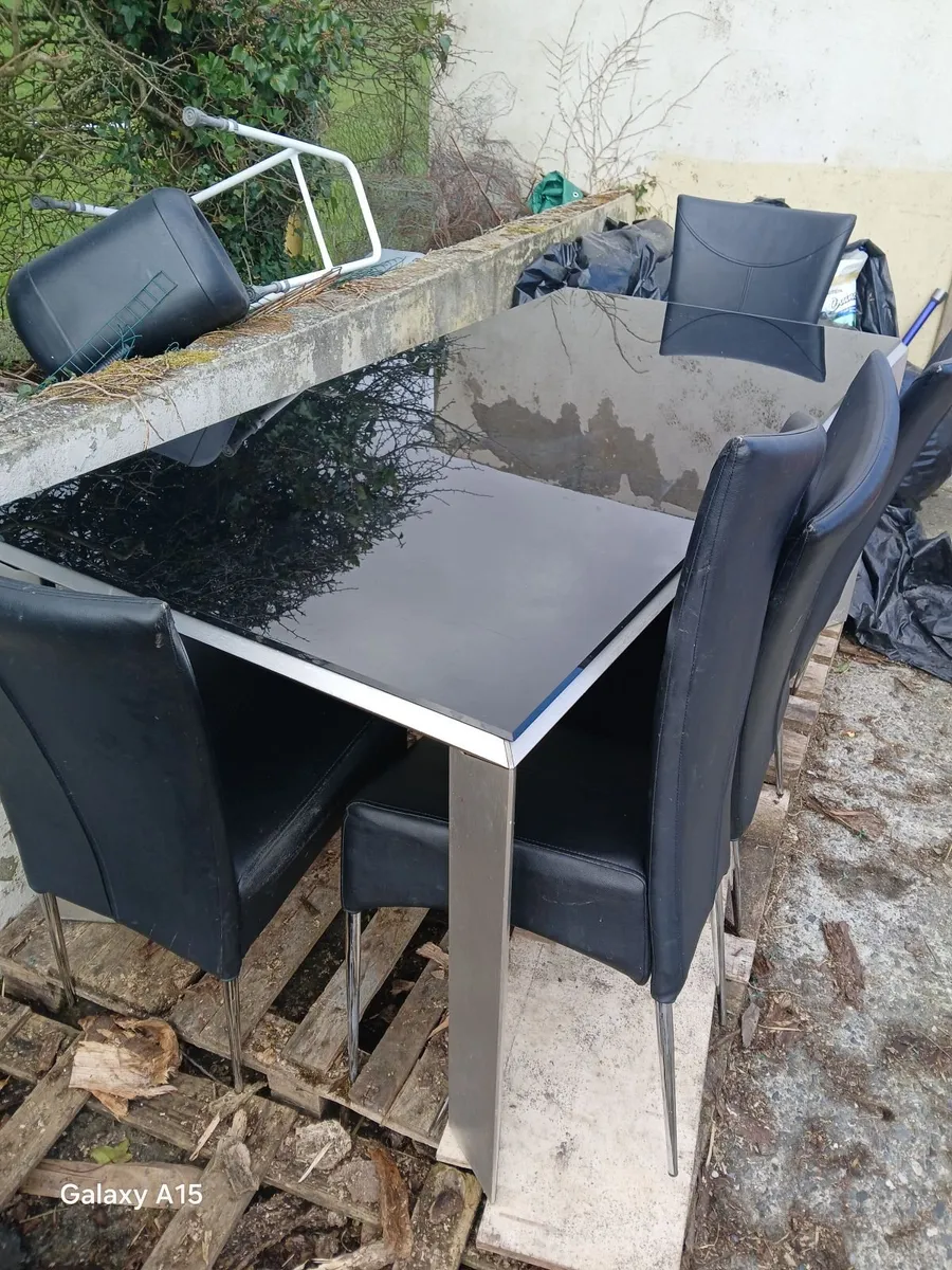 Table and chairs - Image 4