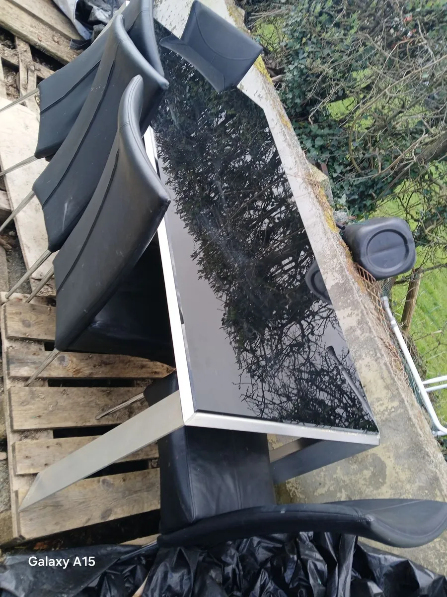 Table and chairs - Image 3