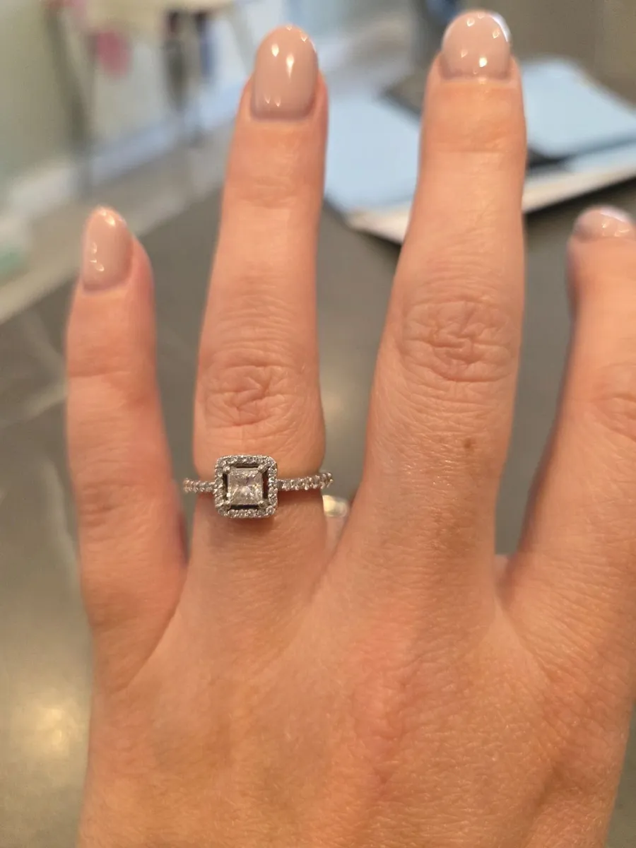 Engagement ring and wedding band - Image 3