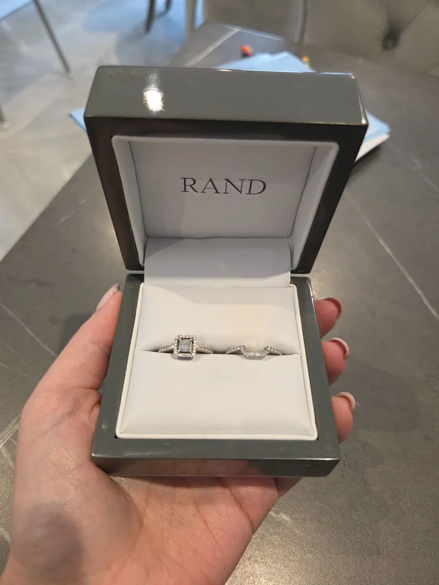 Engagement ring and wedding band - Image 1