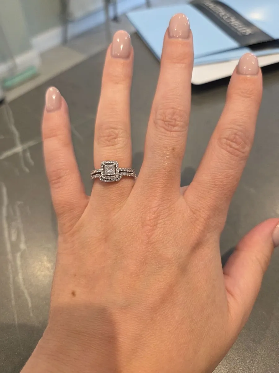 Engagement ring and wedding band - Image 4