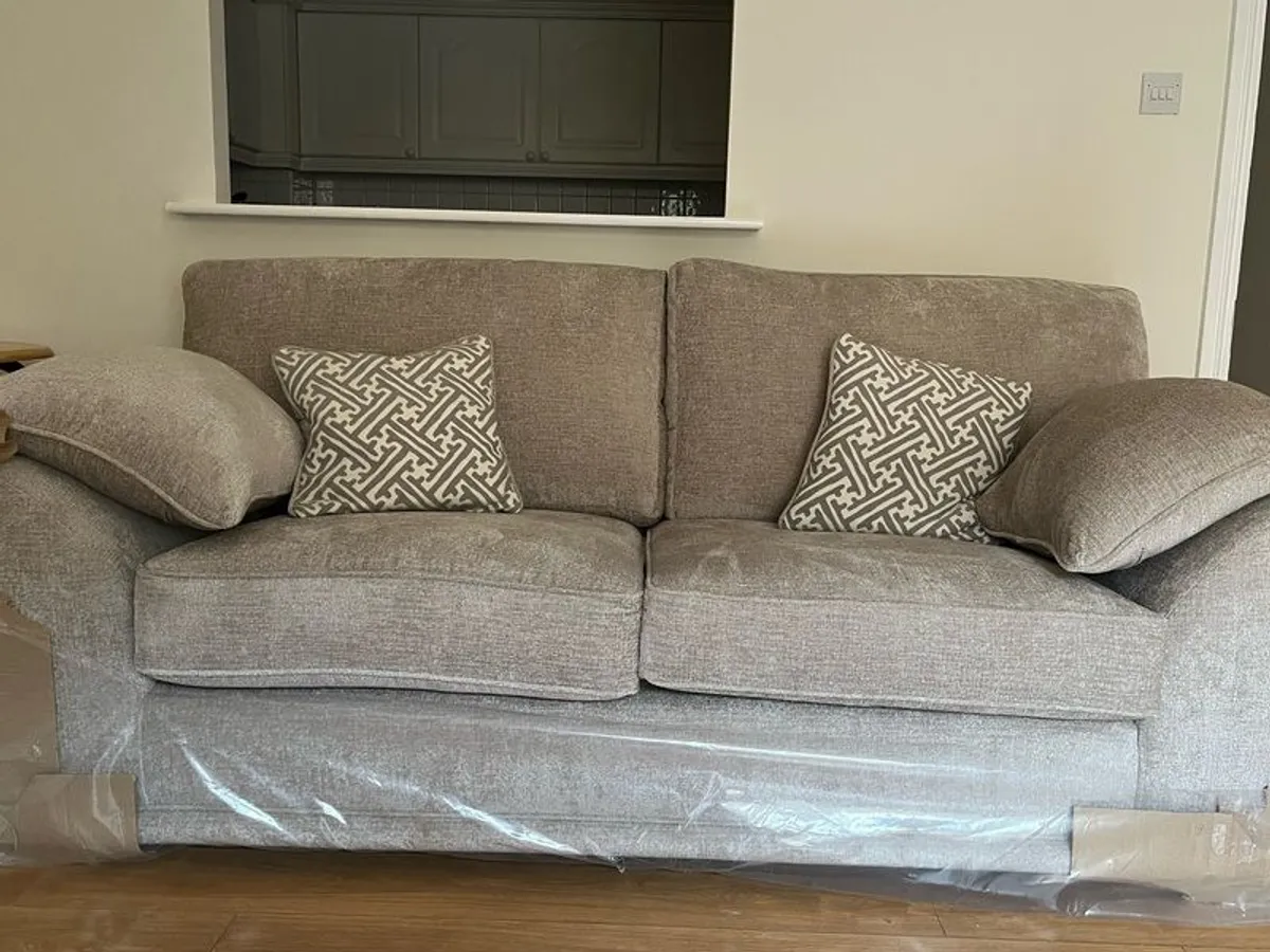 Brand new 3-seater, unused - Image 1