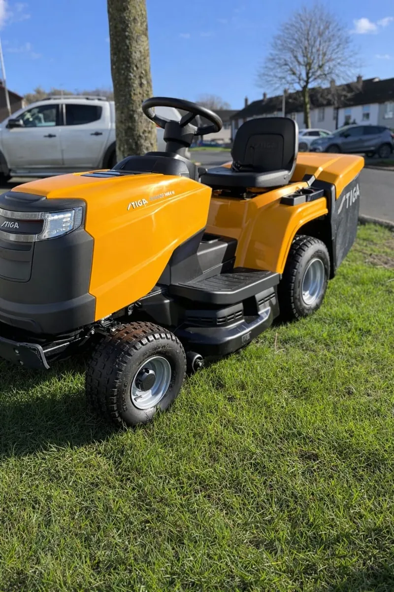 Stiga 3084H ride on lawnmower - Image 1