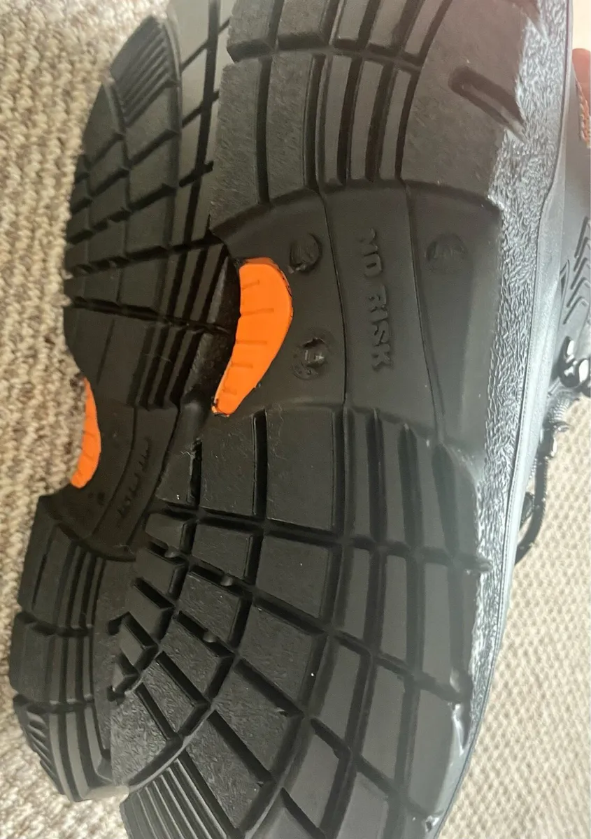 In perfect condition new safety boots - Image 4