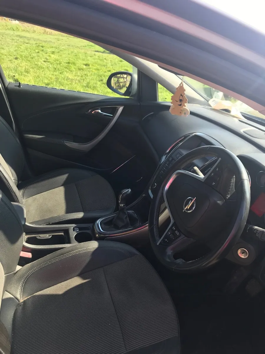 2011 Opel Astra - Image 2