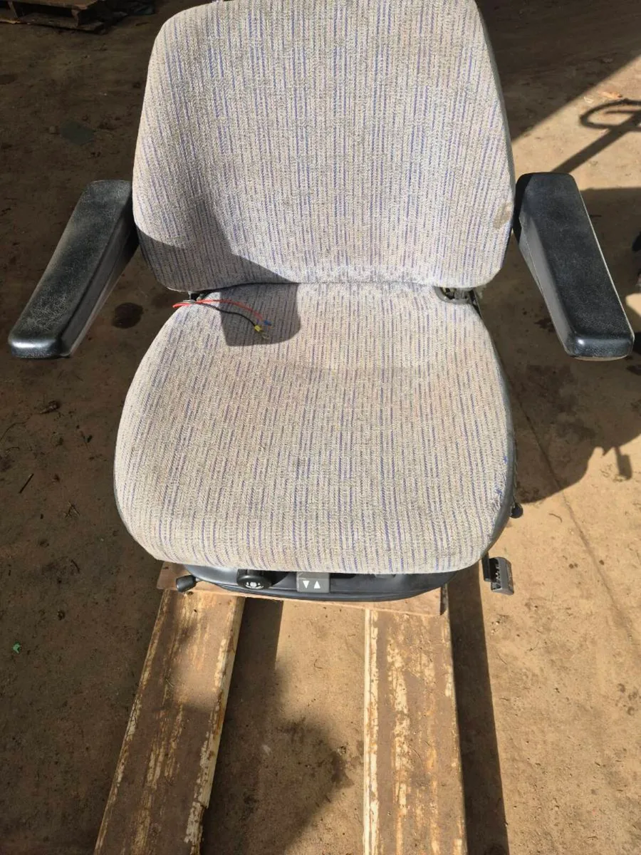 Tractor electric air seat - Image 1