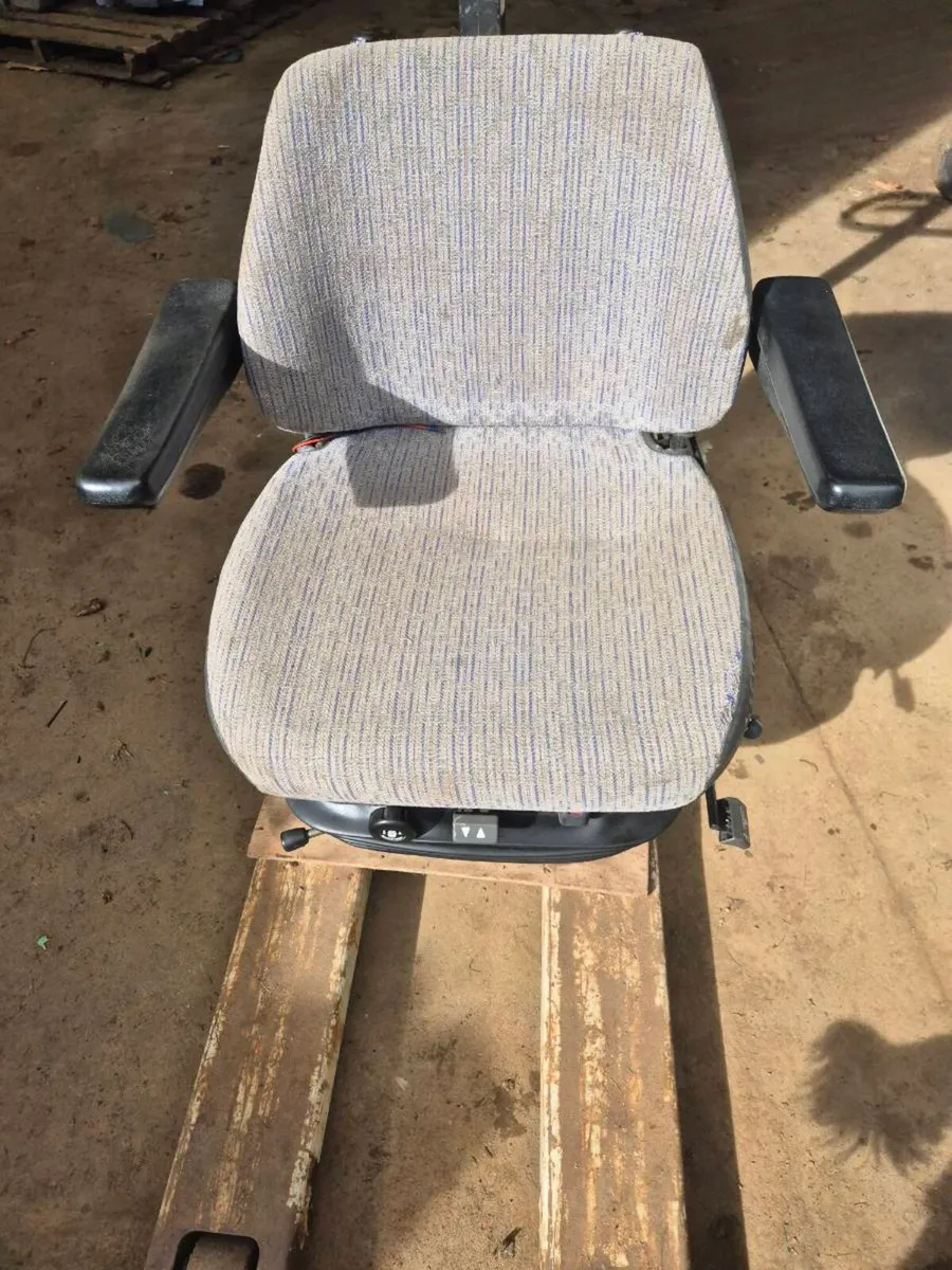 Tractor electric air seat - Image 3