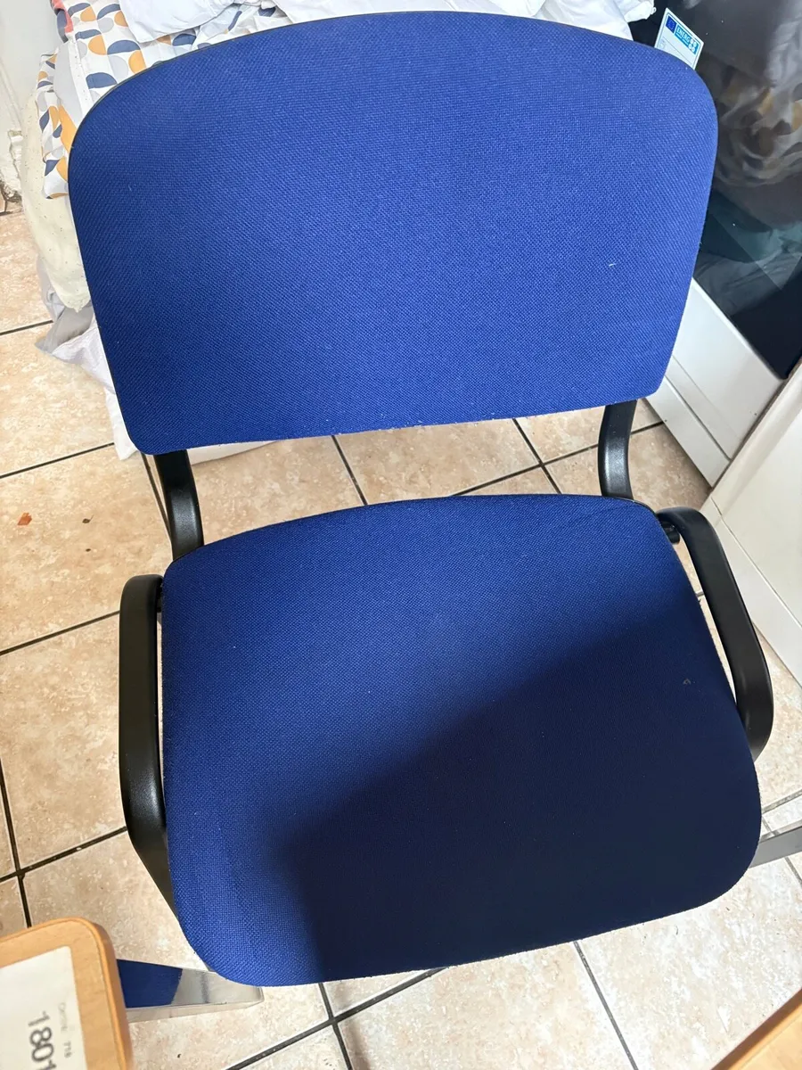 Study desks and chairs - Image 4