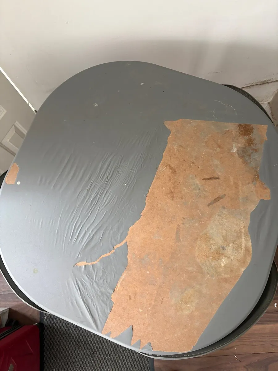 Table and chairs - Image 2