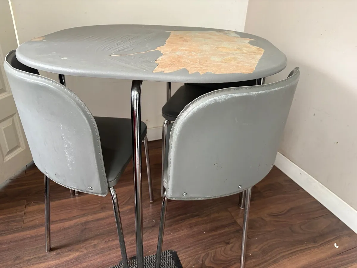 Table and chairs - Image 3