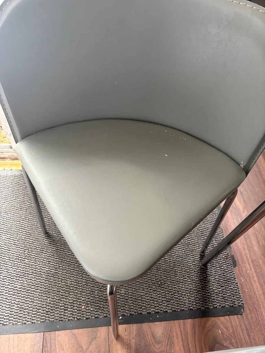 Table and chairs - Image 4