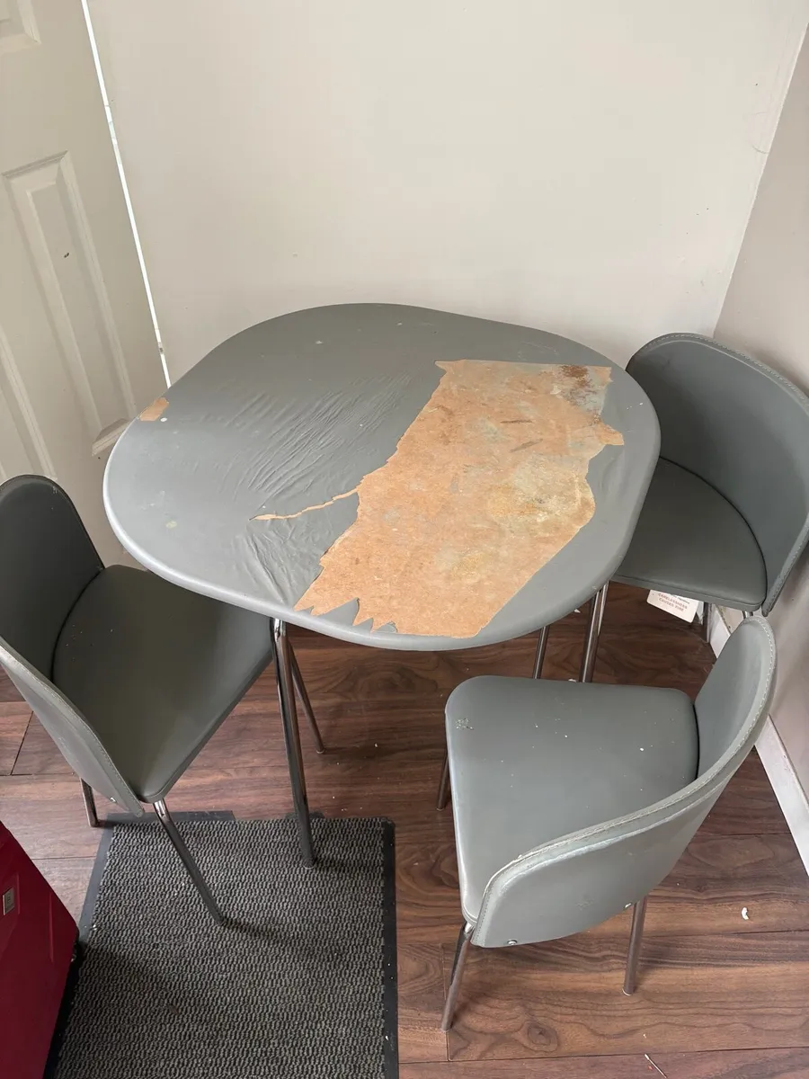 Table and chairs - Image 1