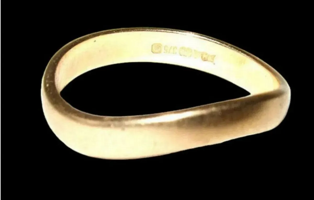 Vintage Hallmarked 9ct Gold 'Wave' Ring - Image 2