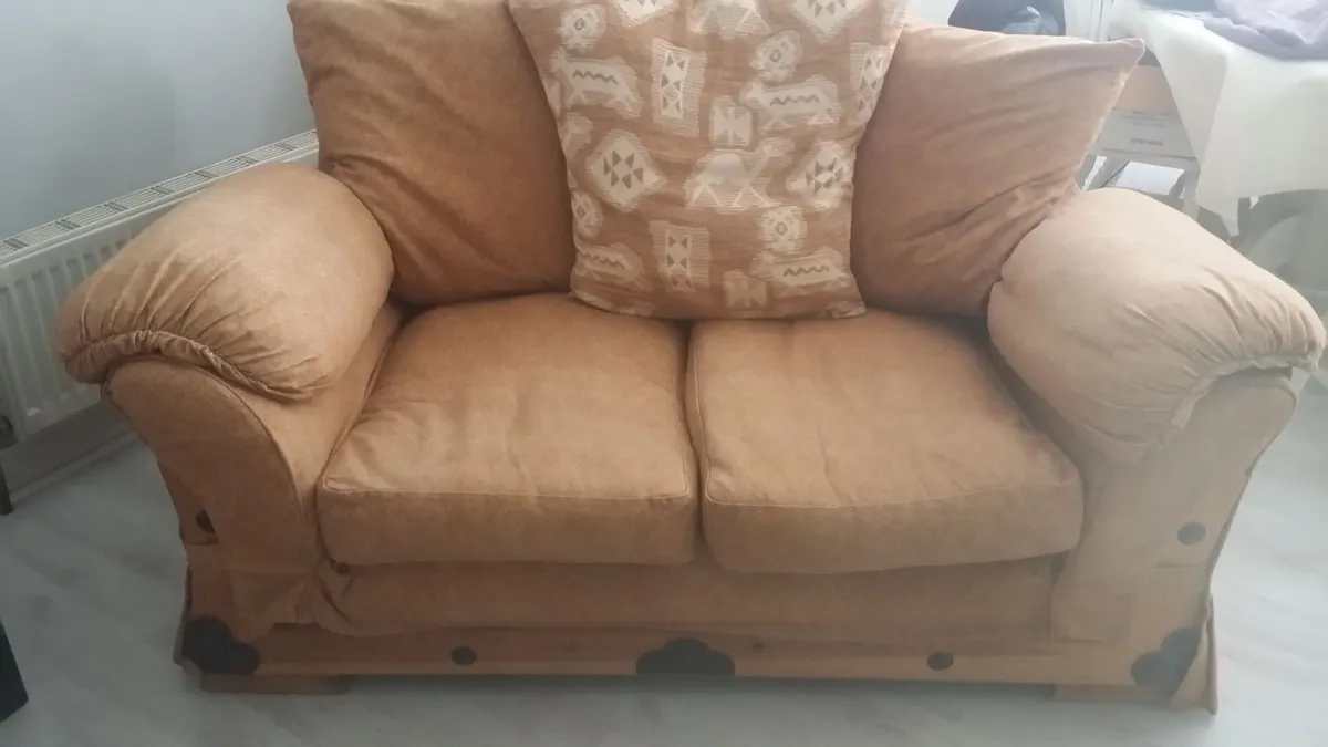 3-2-1- living room suit excellent condition - Image 3