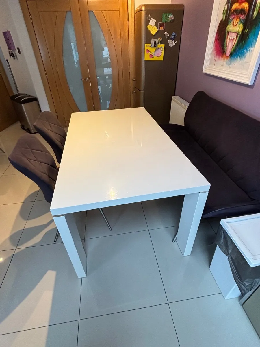 Table and chairs - Image 1