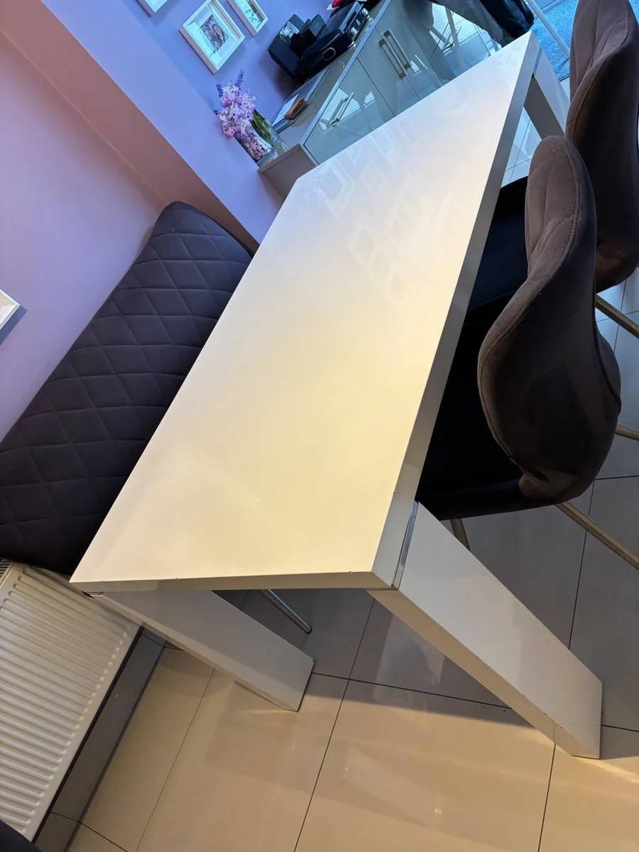 Table and chairs - Image 2