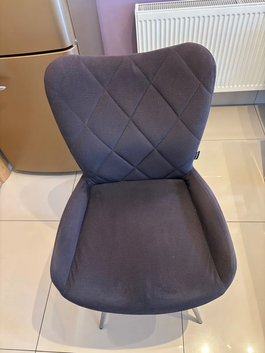 Table and chairs - Image 4