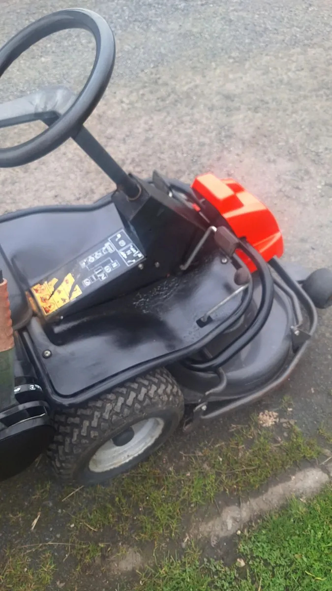 Front deck mower - Image 1