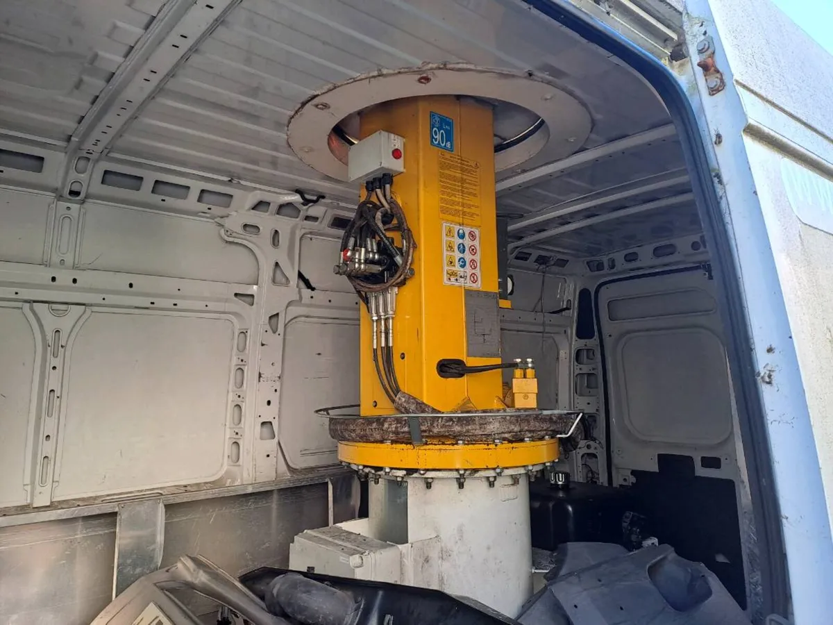 Cherry picker - Image 1