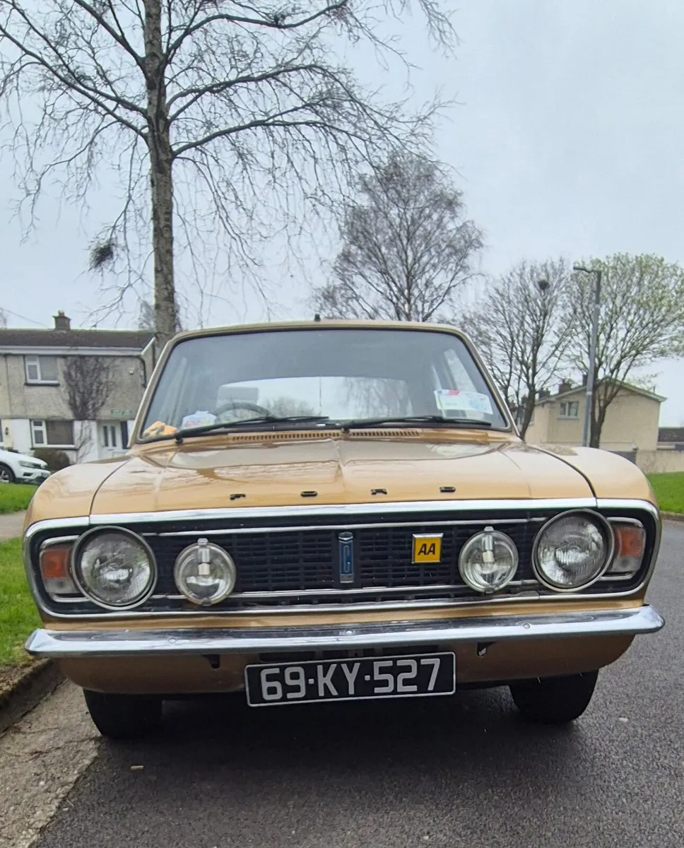 Vintage car - Image 1