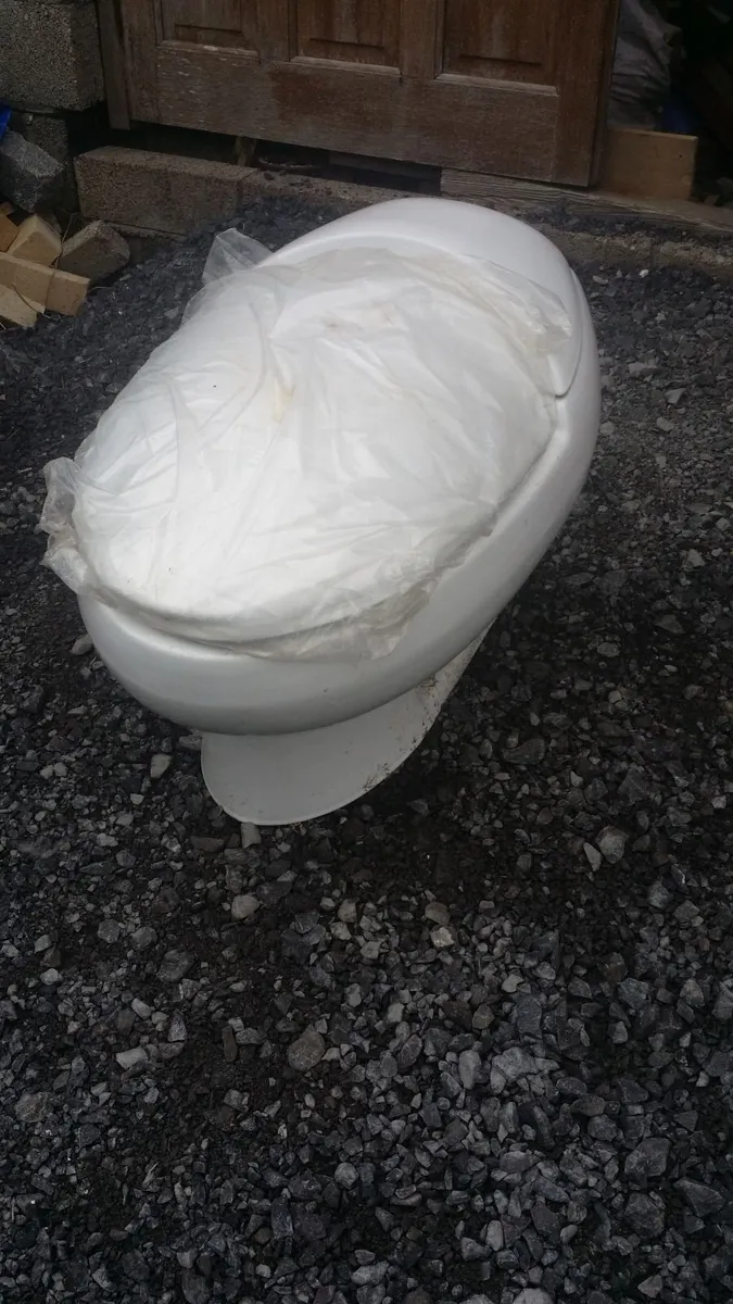 Full bathroom suite only 3 years old - Image 3