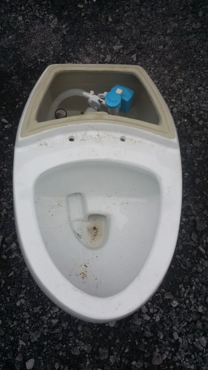 Full bathroom suite only 3 years old - Image 4