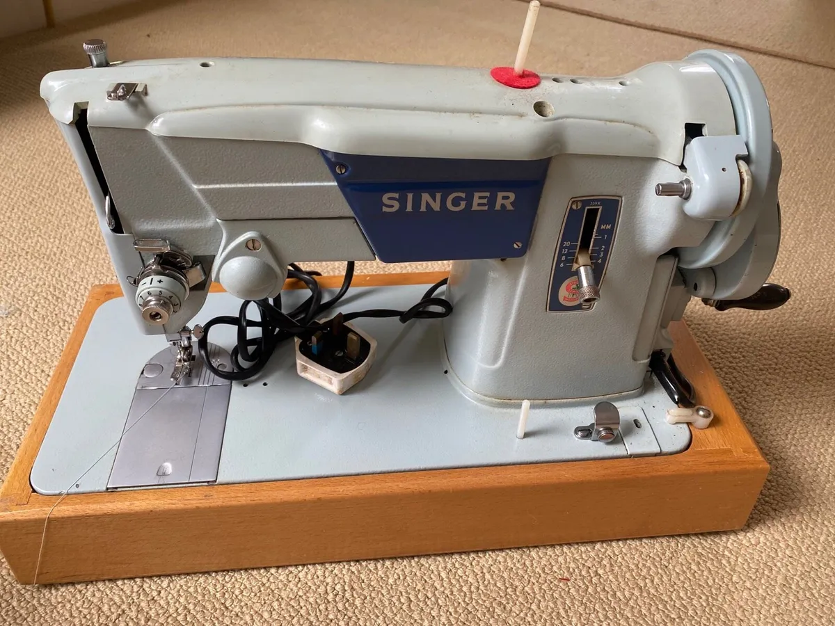 Vintage sewing machine - Image 1