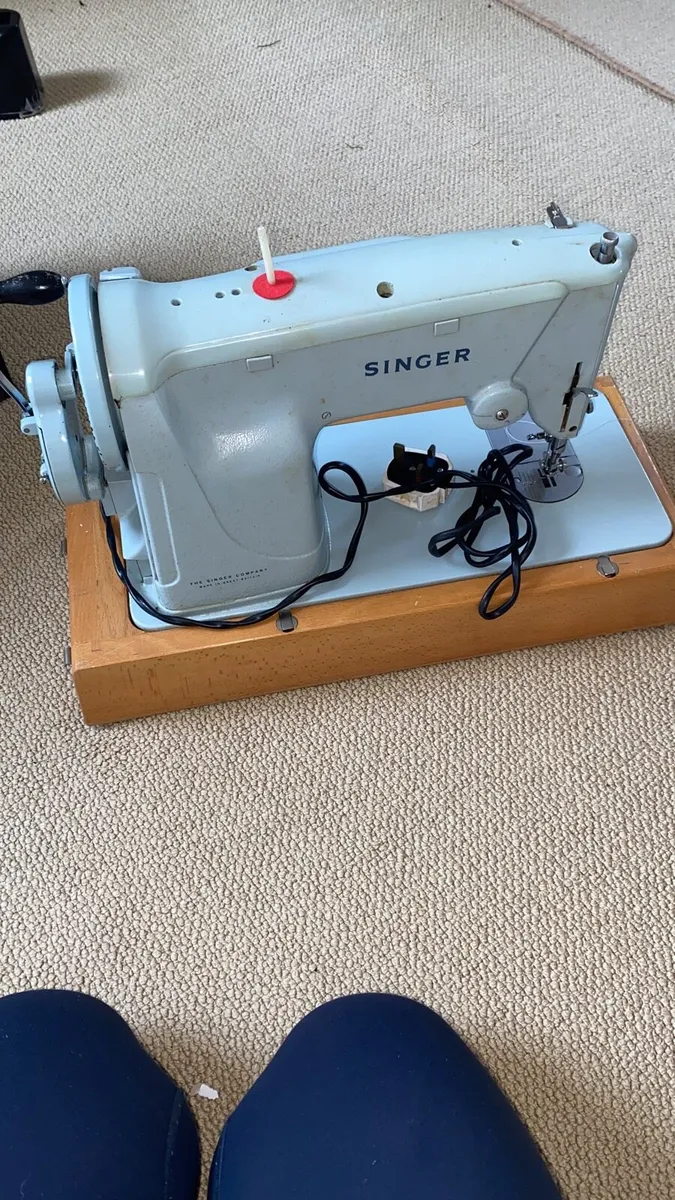 Vintage sewing machine - Image 2