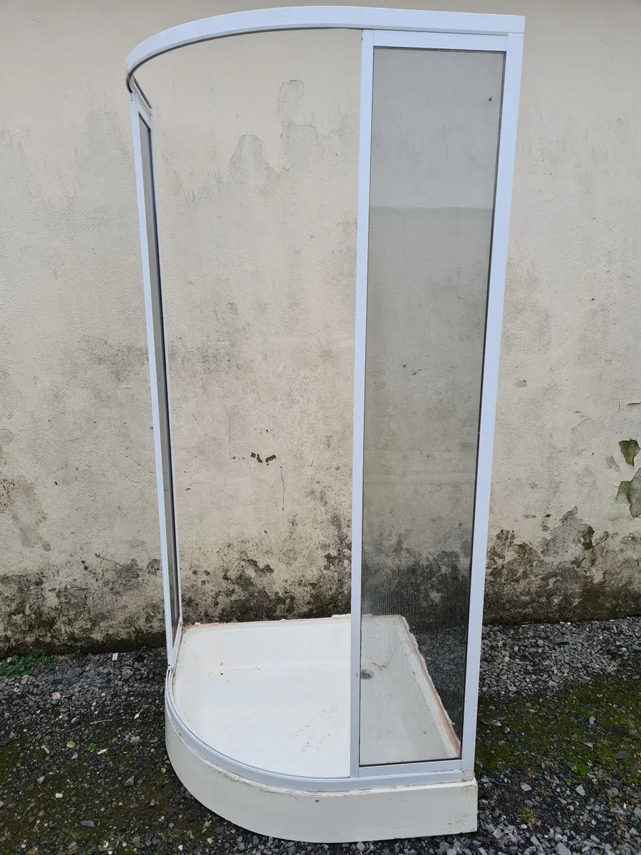 Quadrant shower unit with sliding door,